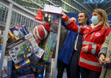 Natale, anche il governatore Fontana consegna il suo dono all’iniziativa ‘Il giocattolo sospeso’ per i bimbi bisognosi