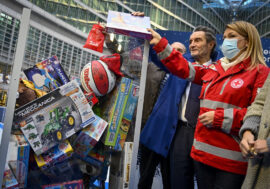 Natale, anche il governatore Fontana consegna il suo dono all’iniziativa ‘Il giocattolo sospeso’ per i bimbi bisognosi