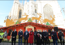 Milano, inaugurato il mercatino natalizio in piazza Duomo con le baite in legno