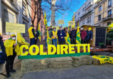 Agricoltura, flashmob organizzato dalla Coldiretti a Milano: ‘Prezzi, stop alle speculazioni, agricoltori in piazza’
