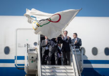 Da Pechino a Milano-Cortina 2026, arriva in Italia la bandiera olimpica