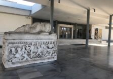 Dopo Berlino e Pietroburgo inaugurata a Salonicco la mostra ‘Sardegna Isola Megalitica. Dai menhir ai nuraghi storia di pietra nel cuore del Mediterraneo’