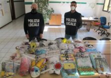 Milano, sequestrati dalla Polizia locale costumi e maschere di Carnevale non a norma in un negozio