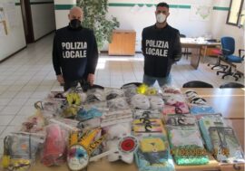 Milano, sequestrati dalla Polizia locale costumi e maschere di Carnevale non a norma in un negozio