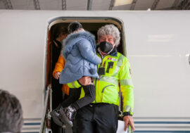 Sbarcati a Linate altri sei bambini malati oncologici ucraini grazia e Regione Lombardia e Soleterre
