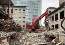 Milano, ruspe in azione per la demolizione della scuola di via Crespi