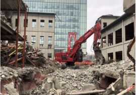 Milano, ruspe in azione per la demolizione della scuola di via Crespi