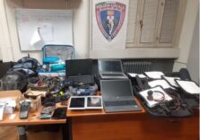Milano, arrestati dalla Polizia locale ladri che rubavano merce nelle auto in sosta