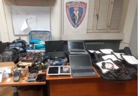 Milano, arrestati dalla Polizia locale ladri che rubavano merce nelle auto in sosta