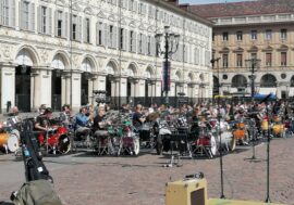Torino, in piazza San Carlo la banda dei 500 suona lo spot per l’Eurovision