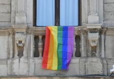 Milano, la bandiera arcobaleno esposta a Palazzo Marino per la Giornata contro l’omotransfobia