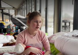 Ucraina, ha commosso gli italiani la storia della mamma 17enne in fuga dal Donbass con la piccola Camilla