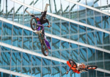 Mototerapia, esaltante show di Vanni Oddera nella piazza di Regione Lombardia