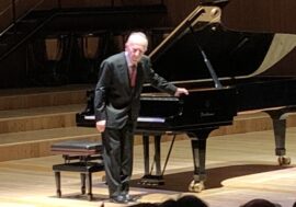 Maurizio Pollini entusiasma il pubblico della Società del Quartetto nel concerto per pianoforte al Conservatorio di Milano Applausi per oltre dieci minuti