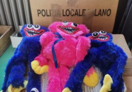 Milano, sequestrati dalla Polizia locale 500 ‘Huggy Wuggy’ non conformi in un negozio di via Rosmini