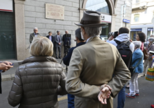 Milano è memoria, svelata la targa che ricorda le atrocità compiute dai nazisti all’Albergo Regina ex sede delle SS