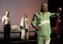 ‘Non si sa come’, il dramma pirandelliano in scena al Pacta Salone di Milano