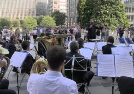 Per festeggiare i 150 anni la Banda di Albavilla suona sul piazzale di Palazzo Pirelli a Milano