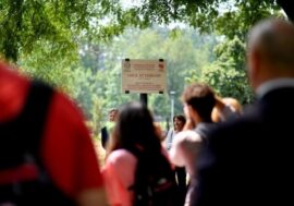 Milano, al Parco Ravizza scoperta la targa che ricorda l’ambasciatore Luca Attanasio ucciso lo scorso anno in Congo