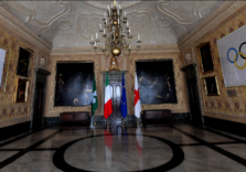 Milano-Cortina 2026, le bandiere Olimpica e Paraolimpica esposte a Palazzo Marino