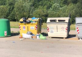 In Alta Langa la raccolta rifiuti è sempre inefficiente: “Cassonetti stracolmi e multe ingiuste”