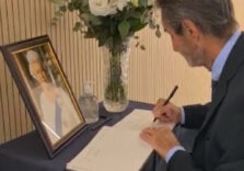 Il governatore Fontana firma il registro delle condoglianze al Consolato britannico di Milano per la morte della Regina Elisabetta II esprimendo il cordoglio e la vicinanza della Lombardia