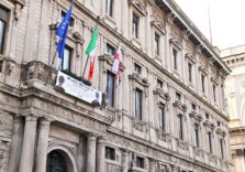Giornata Europea contro lo sfruttamento, a Palazzo Marino di Milano esposto lo striscione per sensibilizzare i cittadini