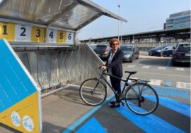 Milano, alla stazione di Rogoredo nuovo parcheggio per bici e ricarica elettrica a energia solare
