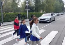 Milano, da oggi il robot IPA2X aiuta gli alunni ad attraversare la strada e andare a scuola al quartiere Gratosoglio