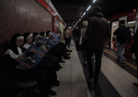 Attrici vestite da suore animano piazze e metro di Milano per presentare il musical ‘Sister Act’ in scena al Teatro Nazionale