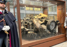 Milano, l’auto della scorta di Giovanni Falcone esposta fino al 10 novembre nella piazza della Regione