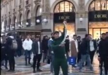 Milano, denunciato dalla Polizia locale rapper che girava in piazza Duomo con pitone reale