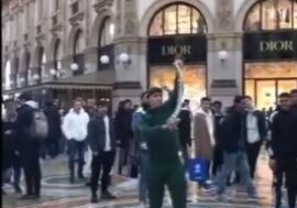 Milano, denunciato dalla Polizia locale rapper che girava in piazza Duomo con pitone reale