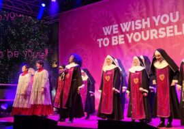 Milano, le suore di ‘Sister Act’ ballano durante l’accensione dell’albero di Natale in piazza Duomo