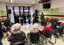 Il concerto natalizio dei ‘Blue Voice’ regala un sorriso agli anziani ospiti della Rsa Pontirolo di Assago