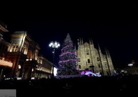 Milano, la musica accende l’albero di Natale in piazza Duomo