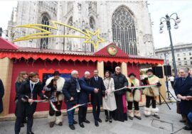 Milano, inaugurato in piazza Duomo il Mercatino di Natale con tante idee regalo