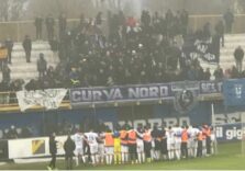 Il telecronista di Sky commenta la partita dallo studio e senza vedere e sentire sul posto giudica lo stadio Breda di Sesto San Giovanni “pessimo” e “diseducativo”