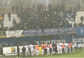 Il telecronista di Sky commenta la partita dallo studio e senza vedere e sentire sul posto giudica lo stadio Breda di Sesto San Giovanni “pessimo” e “diseducativo”