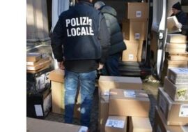 Milano, arrestati dalla Polizia locale tre persone mentre rubavano merce firmata da un furgone
