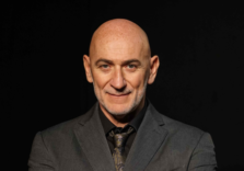 Sergio Sgrilli protagonista di ‘Camera con crimini’ al Teatro Martinitt di Milano
