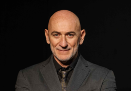 Sergio Sgrilli protagonista di ‘Camera con crimini’ al Teatro Martinitt di Milano