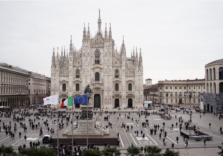 Milano-Cortina 2025, in piazza Duomo sventola la bandiera delle Olimpiadi e Paraolimpiadi invernali