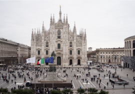 Milano-Cortina 2025, in piazza Duomo sventola la bandiera delle Olimpiadi e Paraolimpiadi invernali