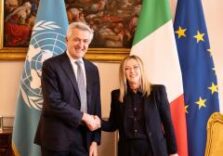 Sui rifugiati sintonia tra il Governo Meloni e l’alto commissario delle Nazioni Unite Filippo Grandi