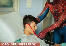 Regione Lombardia ringrazia lo “Spiderman degli ospedali”: con lui i bambini ritrovano il sorriso