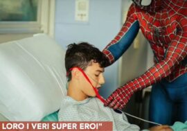 Regione Lombardia ringrazia lo “Spiderman degli ospedali”: con lui i bambini ritrovano il sorriso