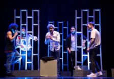 ‘E vissero felici e colpevoli’, al Teatro Martinitt di Milano Bernardino De Bernardis porta in scena il Sociale con ironia e umorismo