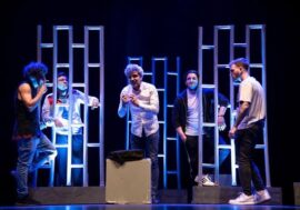 ‘E vissero felici e colpevoli’, al Teatro Martinitt di Milano Bernardino De Bernardis porta in scena il Sociale con ironia e umorismo