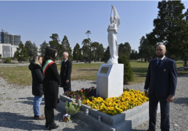 Milano, una corona di fiori in ricordo delle vittime dell’epidemia Covid posata al Cimitero Maggiore 